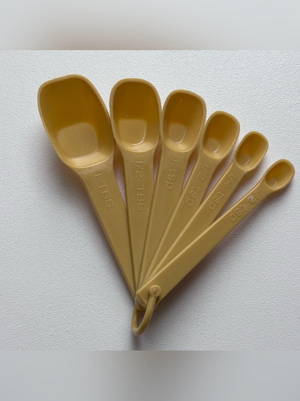 VTG Tupperware Gold Measuring Spoons Set 6 Spoons & Ring # 2236,35,34,33,32 & 31